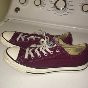 women’s low-cut maroon converse